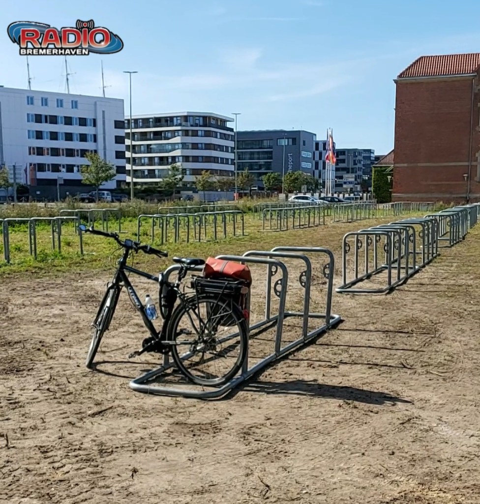 Fahrradparkplatz mit abgestelltem Fahrrad und Fahrradständern im Hintergrund in Bremerhaven.