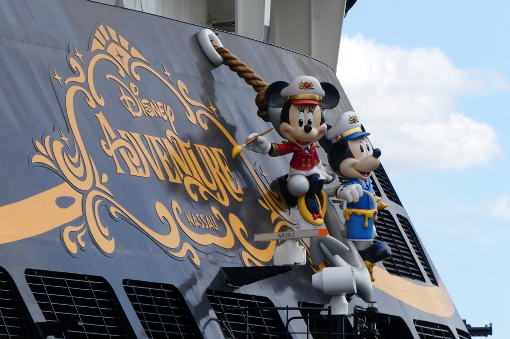 Mickey und Minnie Mouse schreiben den Namen des Schiffes ans Heck. Foto: Christian Eckardt_Erlebnis Bremerhave
