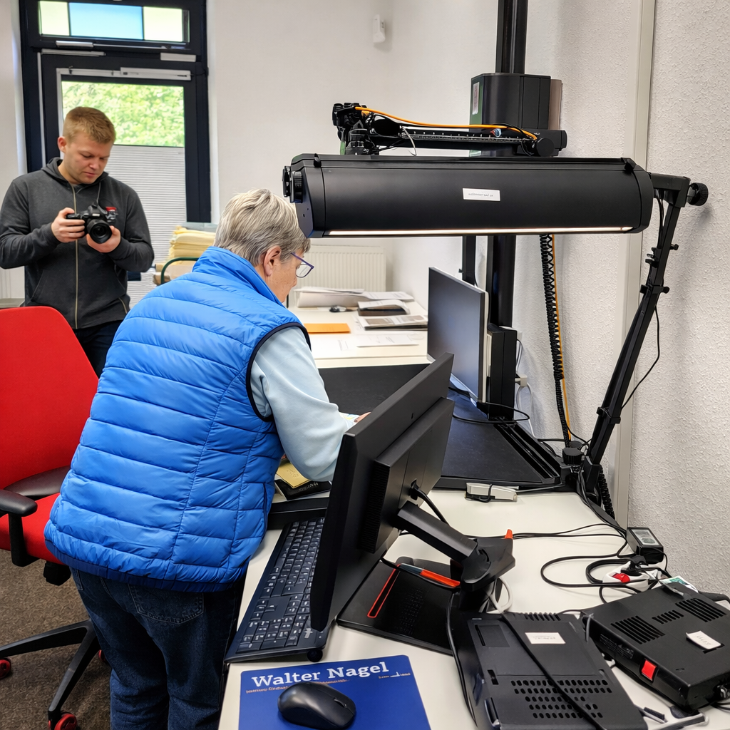 Hier werden die Erinnerungsstücke digitalisiert. Im Hintergrund der Kollege von Radio Bremen. Foto: Hannes Volkmar für Radio Bremerhaven